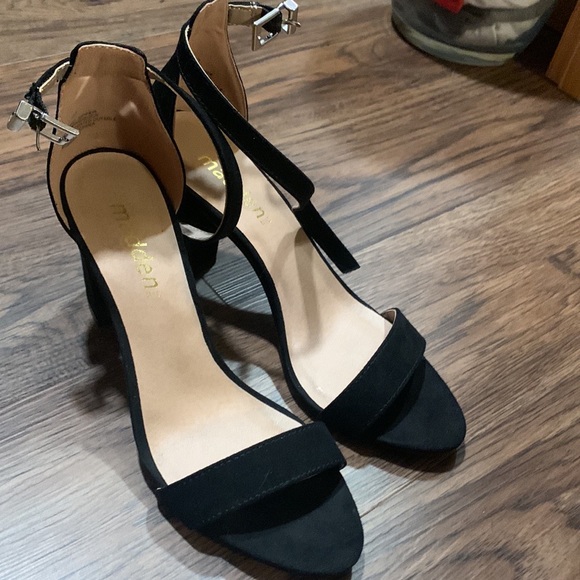 STEVE MADDEN HEELS Size 8 black.